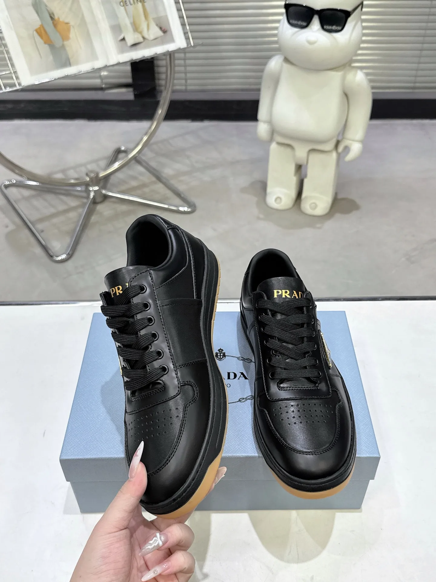 👟👟Ex-factory price 580👟👟 Couple style Prada Latest Downtown Bold series Triangle logo Casual sneakers White shoes Original purchase, development and production Downtown Bold sneakers are inspired by the basketball shoes of the 1980s, with a sporty design and exquisite details. Crafted from perforated leather, the statement platform sole provides a unique, modern style. The Prada logo is interpreted from different angles, decorated with the iconic enameled triangular metal logo, highlighting the unique classic style. Exquisite packaging at the delivery counter🛍📦 ▪️Fabric: Original custom imported first-layer cowhide ▪️Lining: Original imported soft sheepskin ▪️Outsole: Original open-molded rubber bottom material ▪️Size: Women's 35-40 Men's 39-45